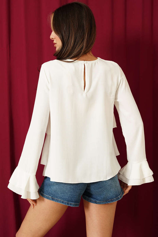 بلوزة بأكمام مكشكشة وكرانيش باللون الأبيض
