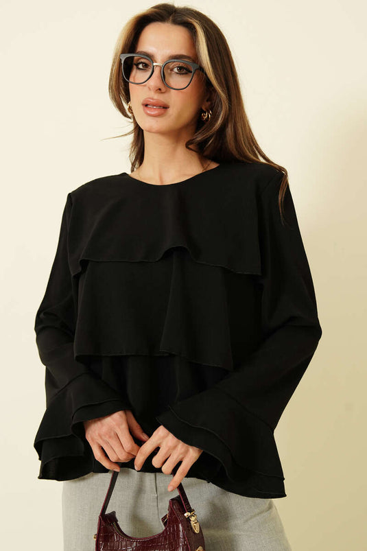 بلوزة بأكمام مكشكشة وتفاصيل كشكش باللون الأسود