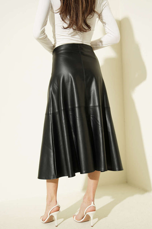 تنورة متوسطة الطول جلدية بسحاب عند الخصر وتزيين بالكشكش باللون الأسود