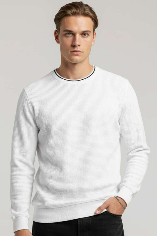 سويت شيرت أبيض مطرز بنمط الوافل