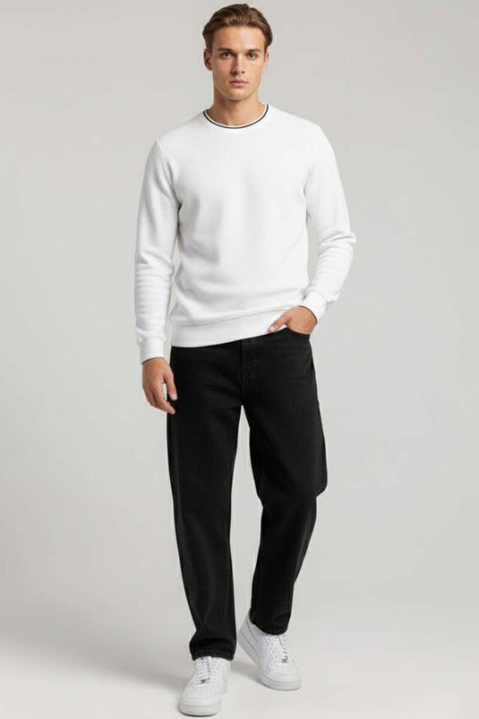 سويت شيرت أبيض مطرز بنمط الوافل