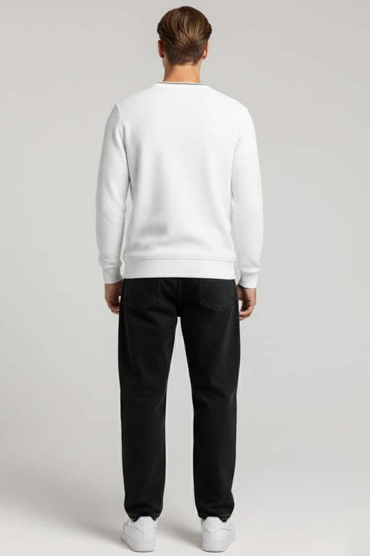 سويت شيرت أبيض مطرز بنمط الوافل