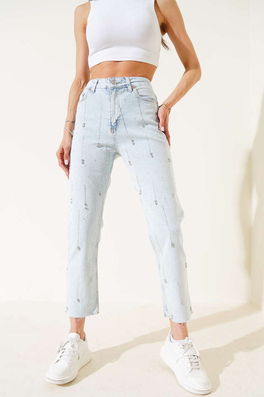 بنطلون جينز قصير الحافة مزين بمسامير مطرية، لون أزرق ثلجي