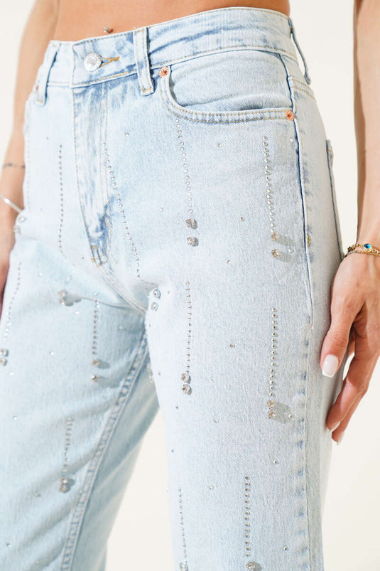 بنطلون جينز قصير الحافة مزين بمسامير مطرية، لون أزرق ثلجي