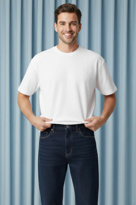 T-shirt homme blanc à motif labyrinthe avec col en V
