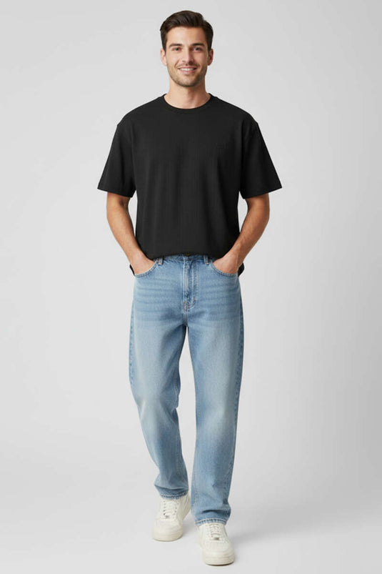 T-shirt uomo nera con motivo labirinto e scollo a V