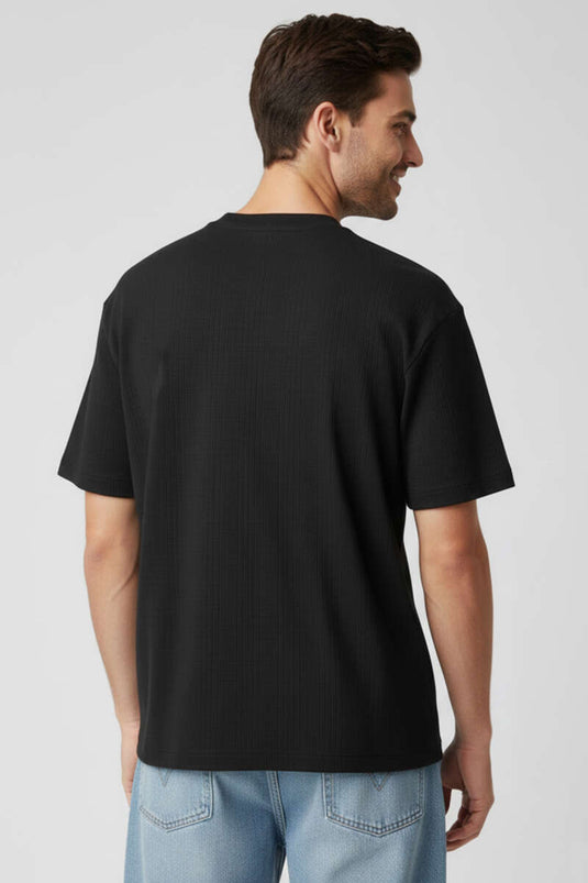 T-shirt uomo nera con motivo labirinto e scollo a V