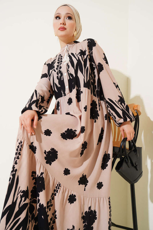 فستان بنقشة لاتيه مع ربطة عنق