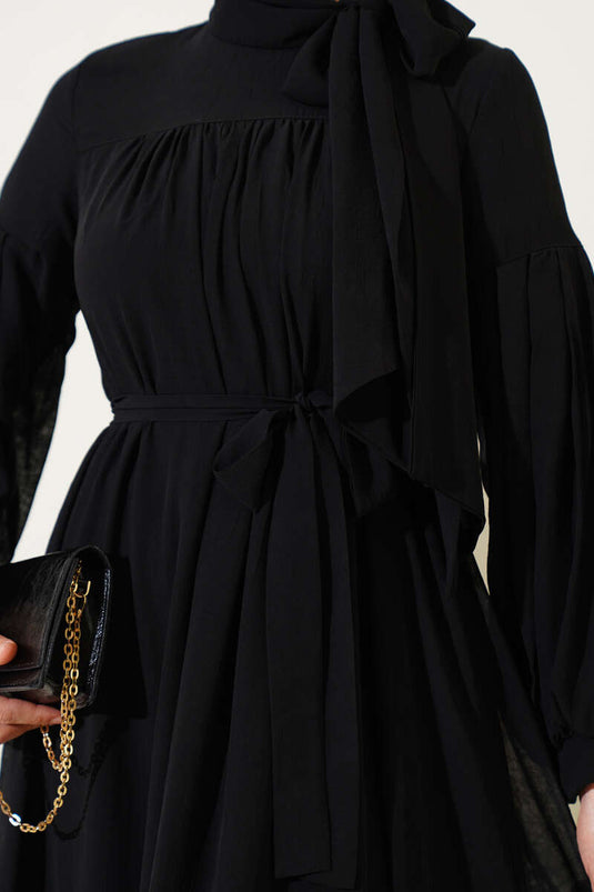 فستان كاجوال مع ربطة عنق وتفاصيل سوداء