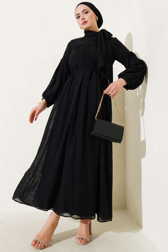 فستان كاجوال مع ربطة عنق وتفاصيل سوداء
