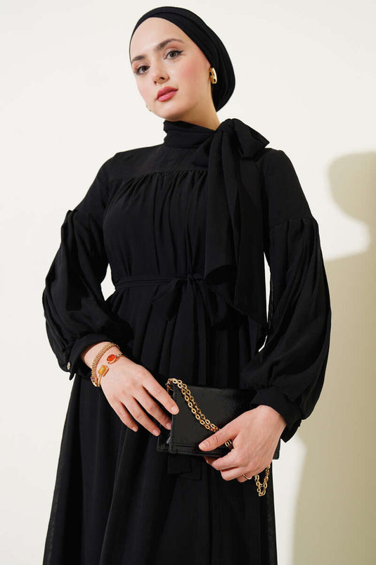 فستان كاجوال مع ربطة عنق وتفاصيل سوداء