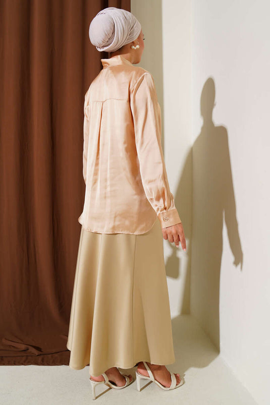 قميص ساتان مع ياقة مربوطة بلون الجمل