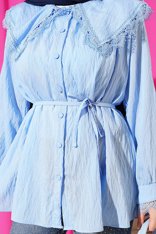 Chemise à col marin en dentelle guipure à col montant bleu
