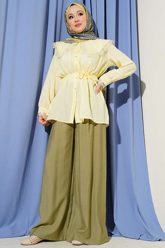 Chemise à col marin en dentelle guipure jaune avec col montant
