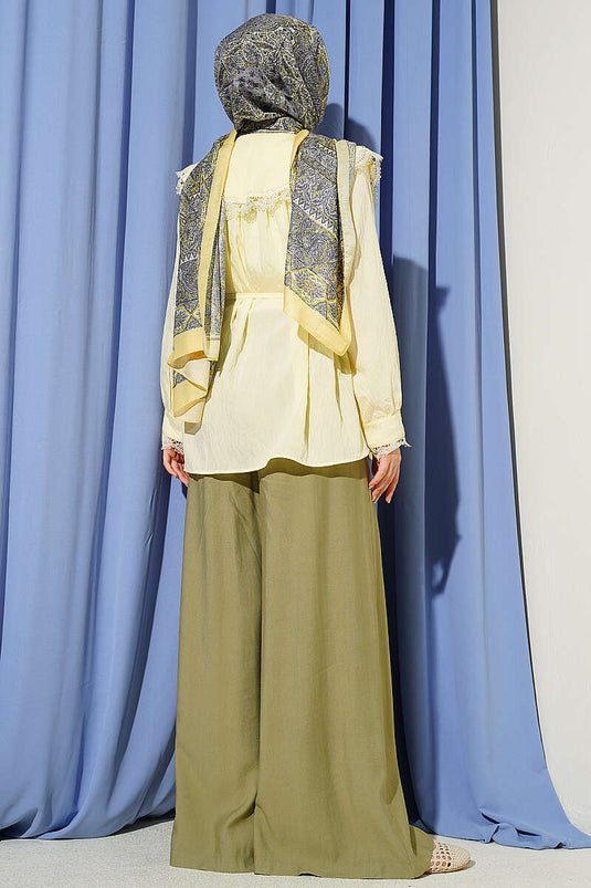 Chemise à col marin en dentelle guipure jaune avec col montant