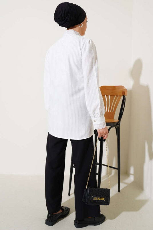 قميص مخطط بياقة مطرزة باللون الأبيض