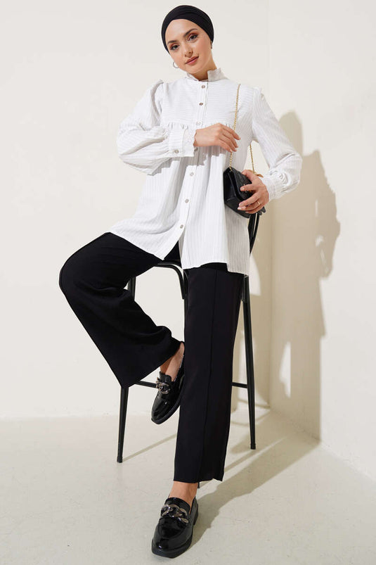 قميص مخطط بياقة مطرزة باللون الأبيض