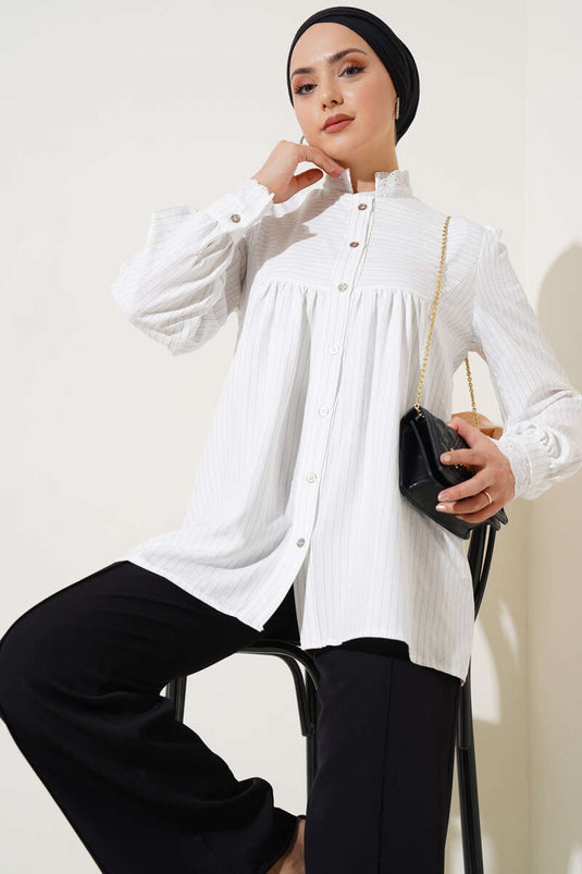 قميص مخطط بياقة مطرزة باللون الأبيض