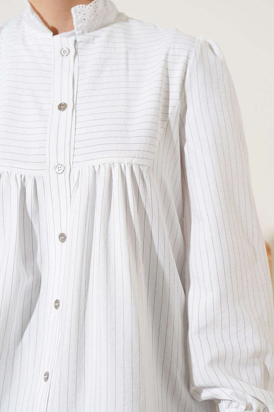 قميص مخطط بياقة مطرزة باللون الأبيض