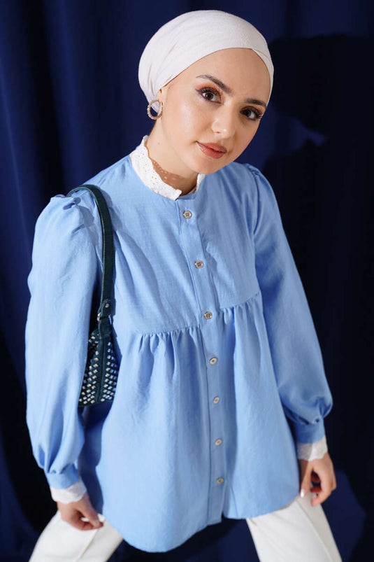 قميص مخطط بياقة مطرزة باللون الأزرق