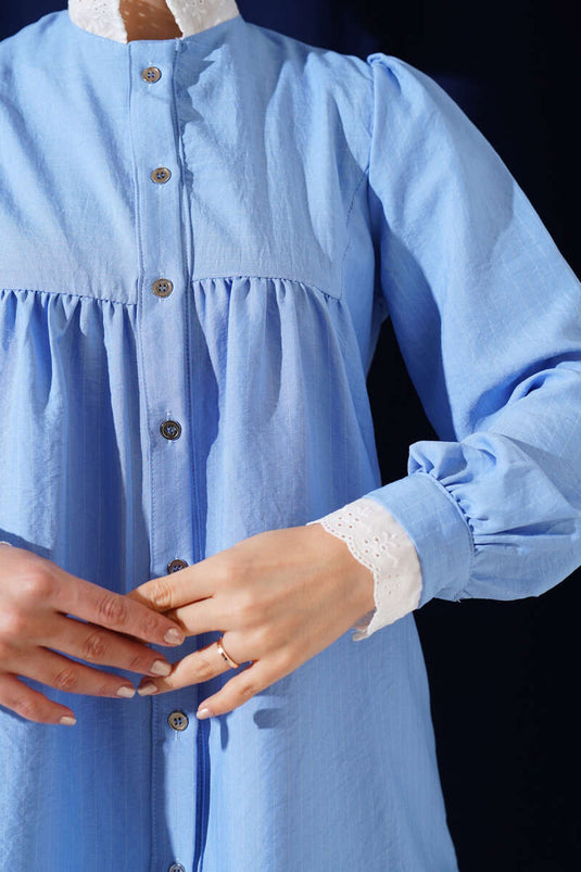 قميص مخطط بياقة مطرزة باللون الأزرق