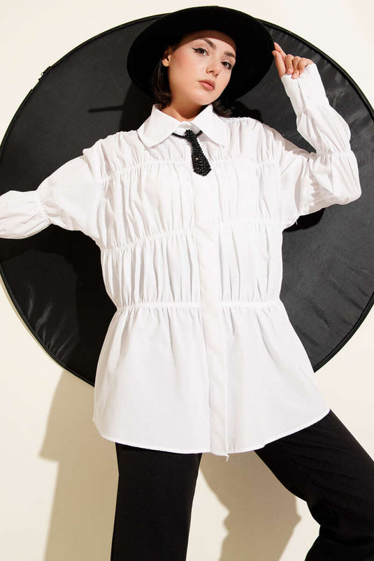 قميص أبيض بياقة مجمعة وأزرار مخفية