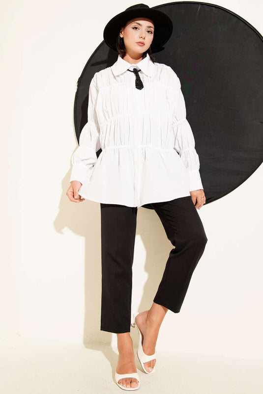 قميص أبيض بياقة مجمعة وأزرار مخفية