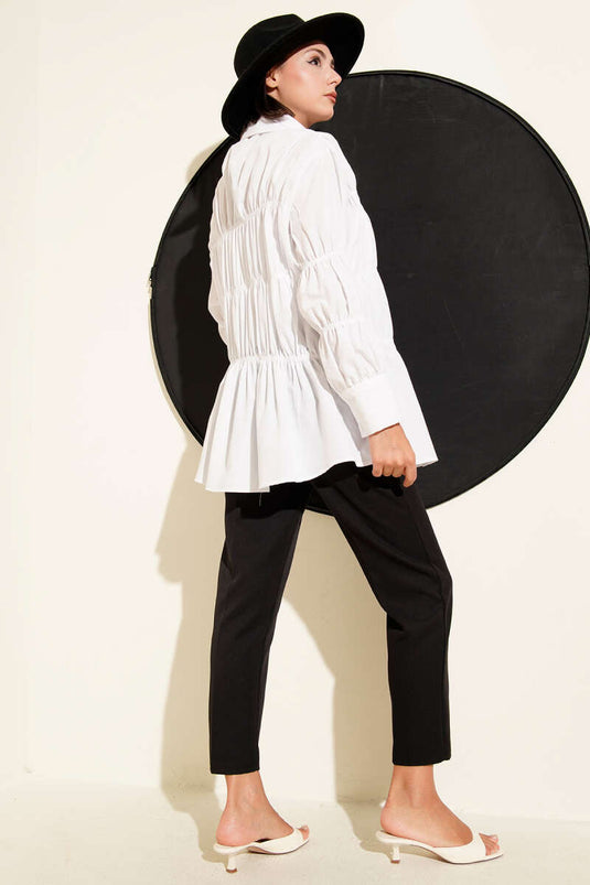 قميص أبيض بياقة مجمعة وأزرار مخفية