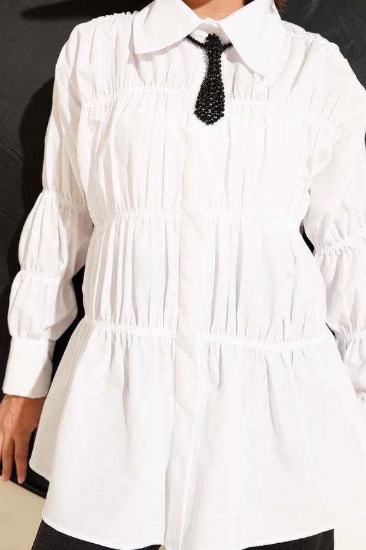 قميص أبيض بياقة مجمعة وأزرار مخفية