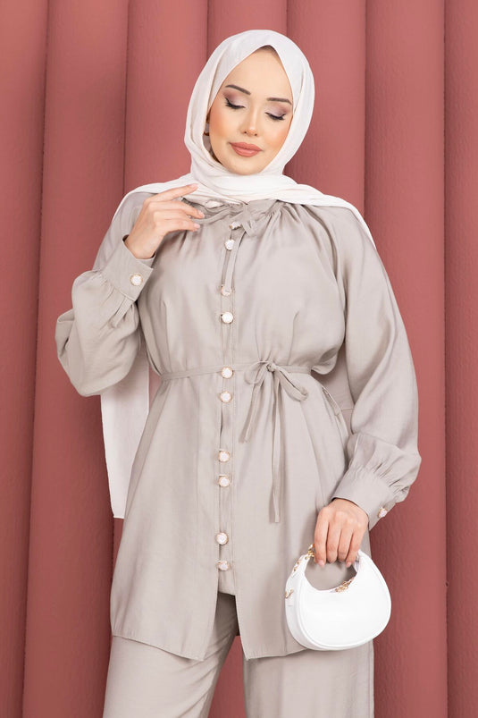 طقم ثنائي ياقه بوزغولو تونيك وبنطلون باللون الحجرية