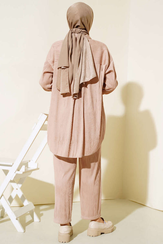 Costume beige à col fleuri et pierre