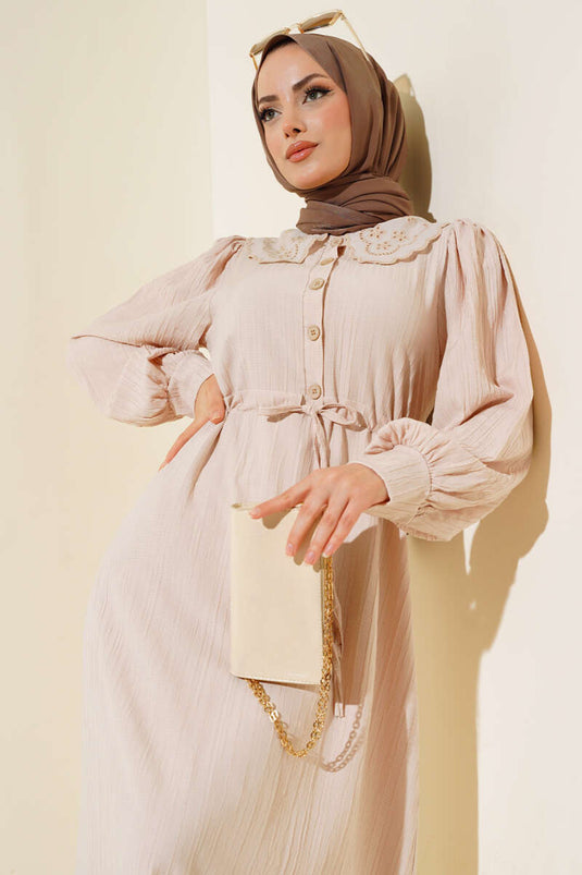 فستان بيج بأزرار وياقة من الدانتيل