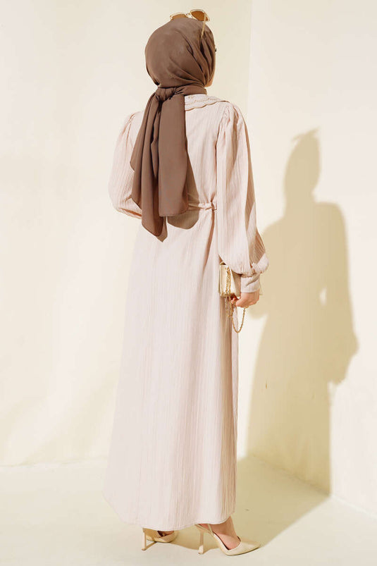 فستان بيج بأزرار وياقة من الدانتيل