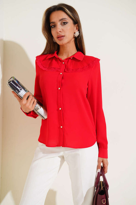 قميص أحمر مطوي بياقة من الدانتيل