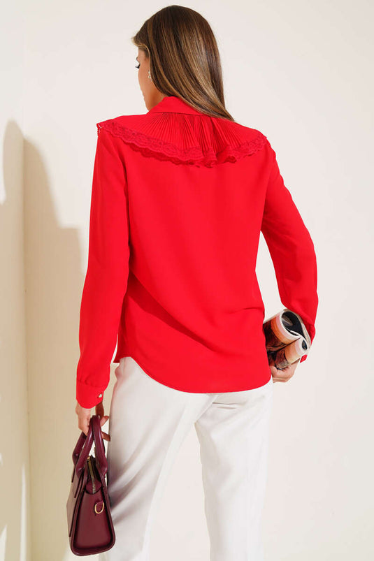 قميص أحمر مطوي بياقة من الدانتيل