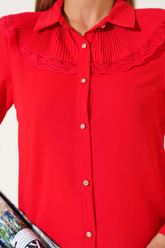 قميص أحمر مطوي بياقة من الدانتيل