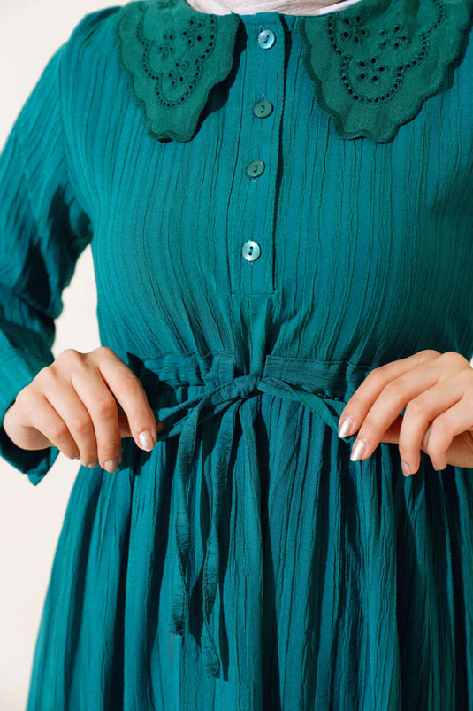 Yaka Dantelli Yarım Düğmeli Elbise Zümrüt