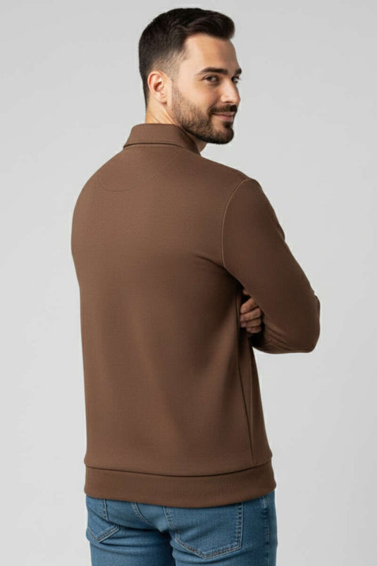 سويت شيرت رجالي بياقة مزينة بتفاصيل وسحاب نصفي، لون بني فاتح