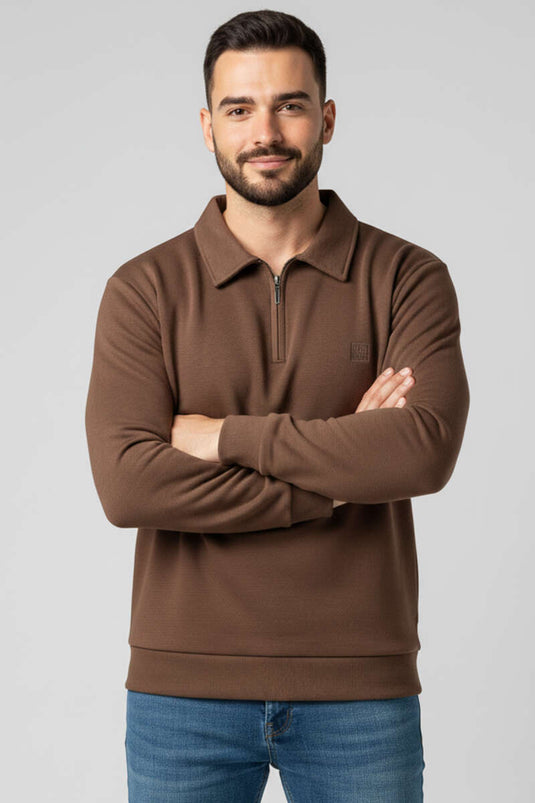 سويت شيرت رجالي بياقة مزينة بتفاصيل وسحاب نصفي، لون بني فاتح
