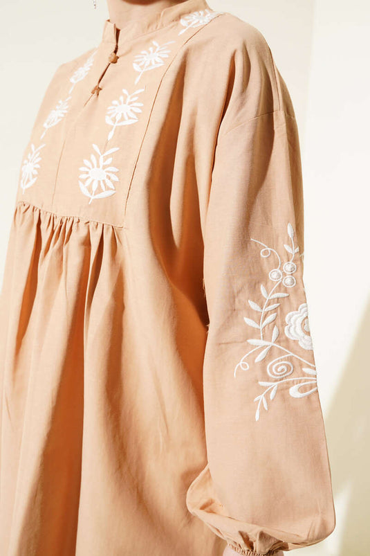 Geborduurde tuniek met knoopkraag Latte