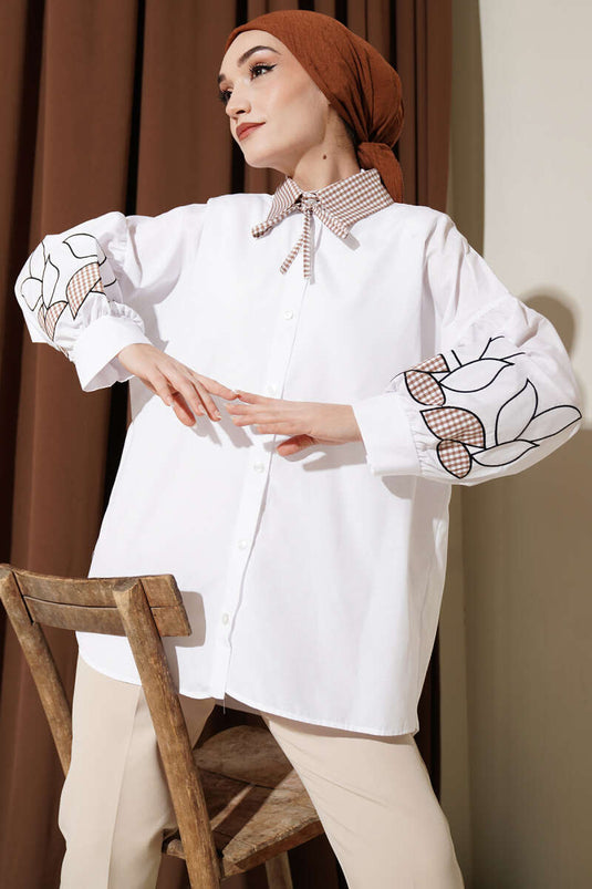 Camicia bianca con collo a quadri e ricamo sulle maniche