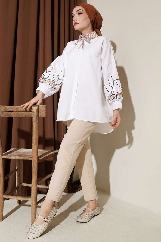 Camicia bianca con collo a quadri e ricamo sulle maniche