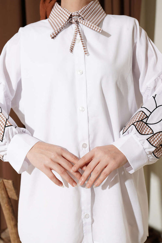 Camicia bianca con collo a quadri e ricamo sulle maniche