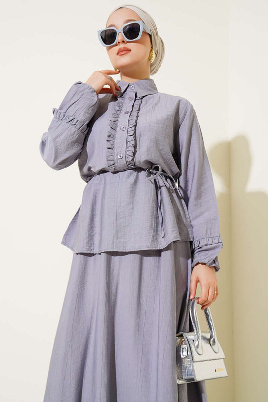 Tweedelig pak met ruches en details in grijs