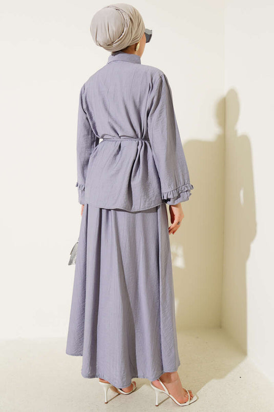 Tweedelig pak met ruches en details in grijs