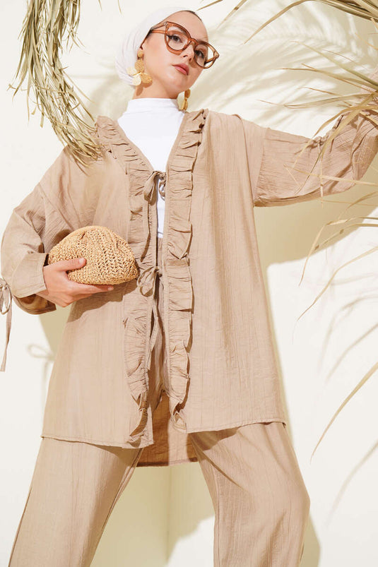 بدلة لاتيه من قطعتين مع ياقة مكشكشة