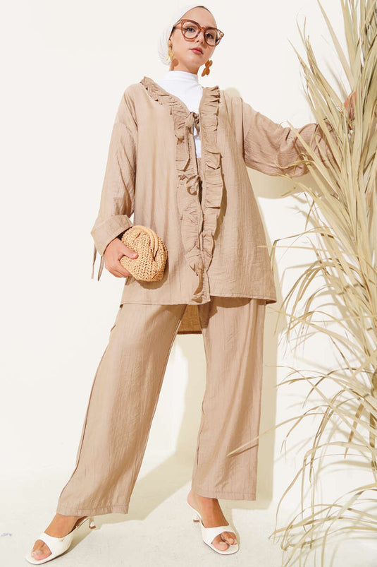 بدلة لاتيه من قطعتين مع ياقة مكشكشة