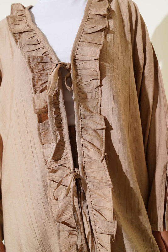 بدلة لاتيه من قطعتين مع ياقة مكشكشة