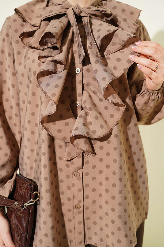 Chemise à pois avec col à volants et cordons, couleur vison
