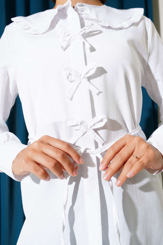 Tunique blanche à col volanté et nœud